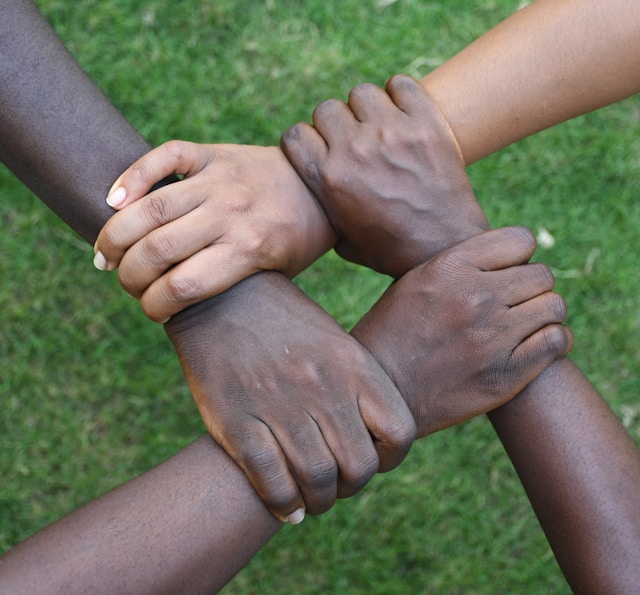 mains jointes, décrivant la solidarité