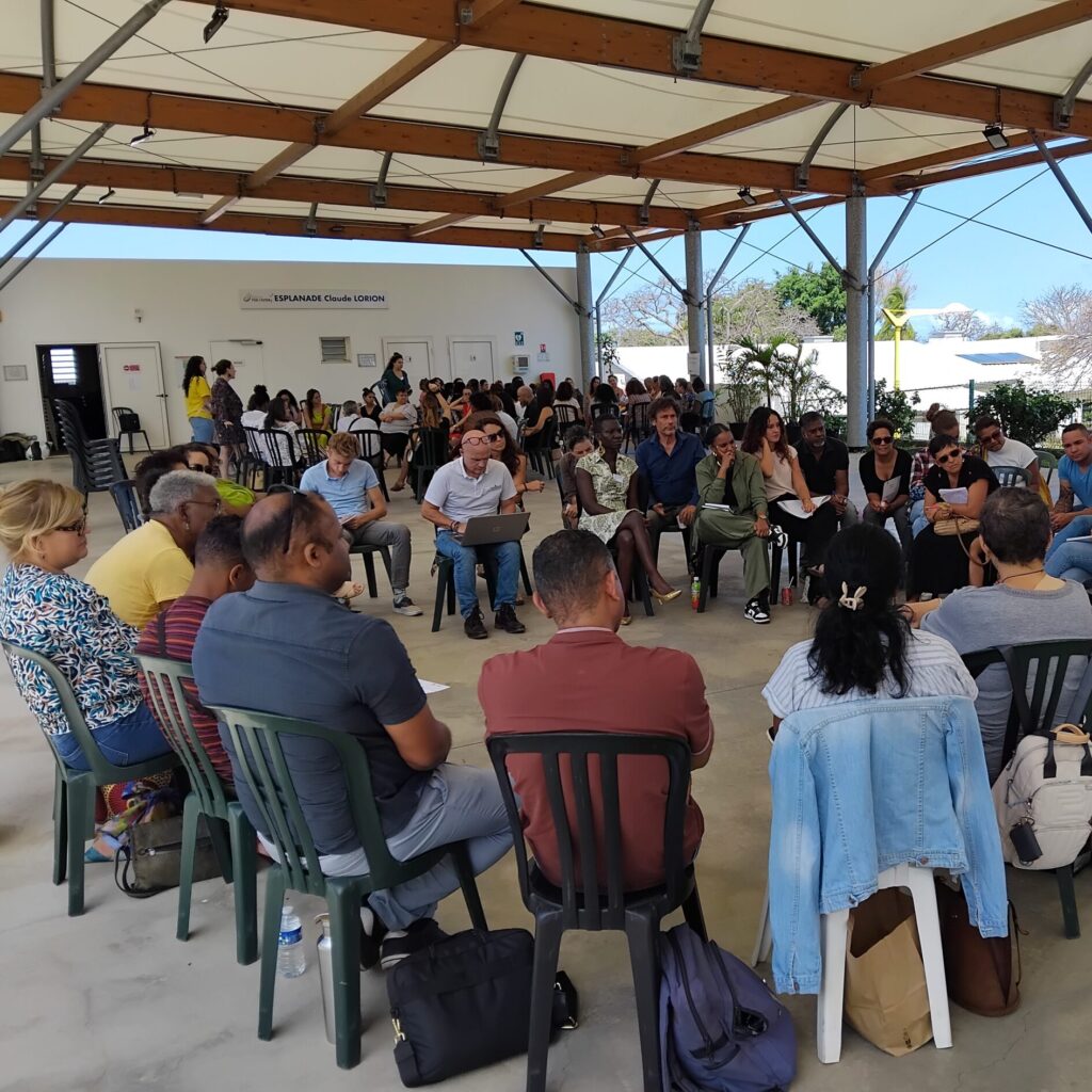 personnes assises en rond sur des chaises lors d'un atelier de réflexion collective
