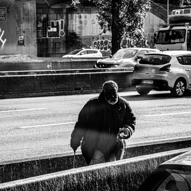homme seul marchant dans la rue