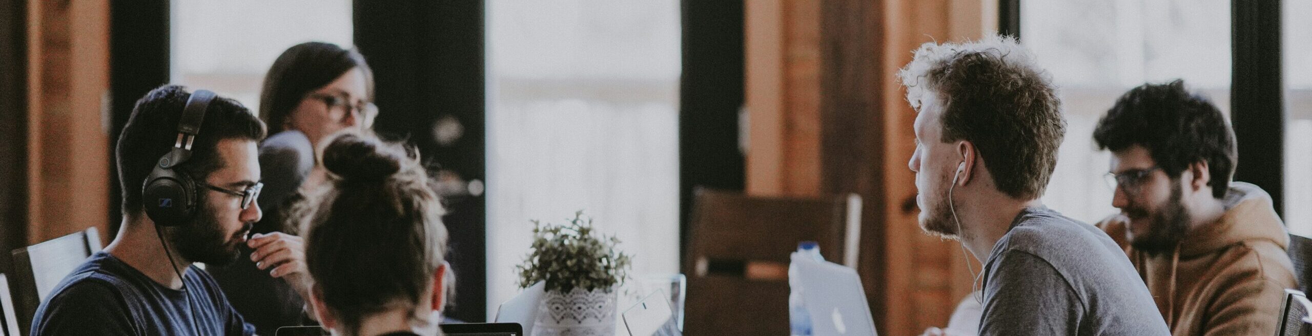 groupe de personnes travaillent devant leur ordinateur