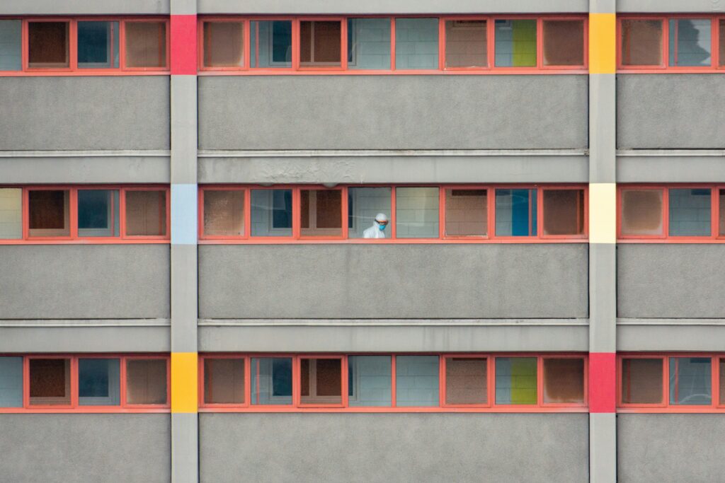 une personne dans un logement vu de loin